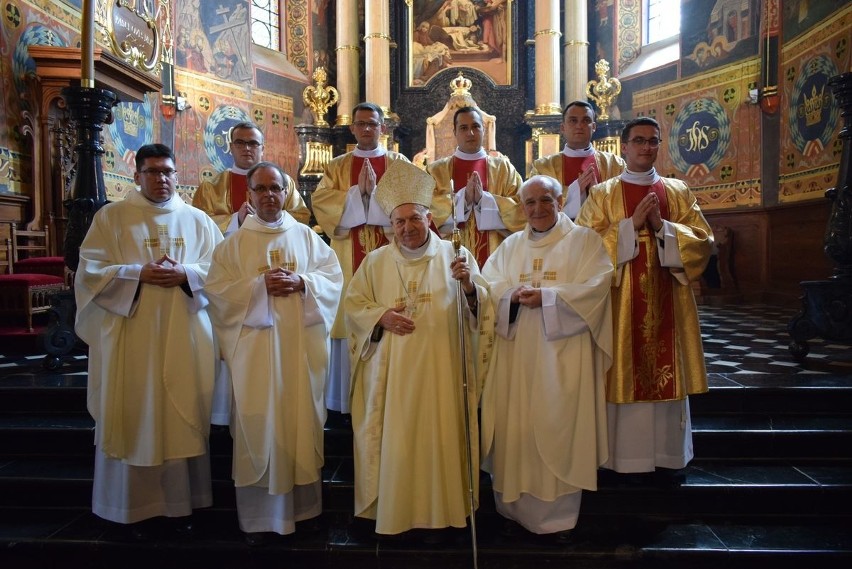 Święcenia diakonatu w diecezji sandomierskiej. Przyjęło je pięciu alumnów. Uroczystości przewodniczył biskup Edward Frankowski [ZDJĘCIA]