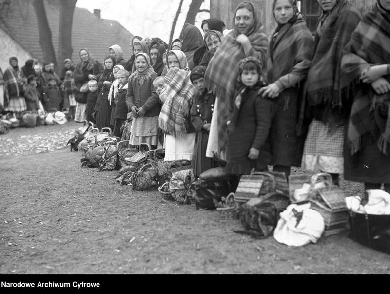 1937 rok. Grupa kobiet z dziećmi z koszami ze święconką na...