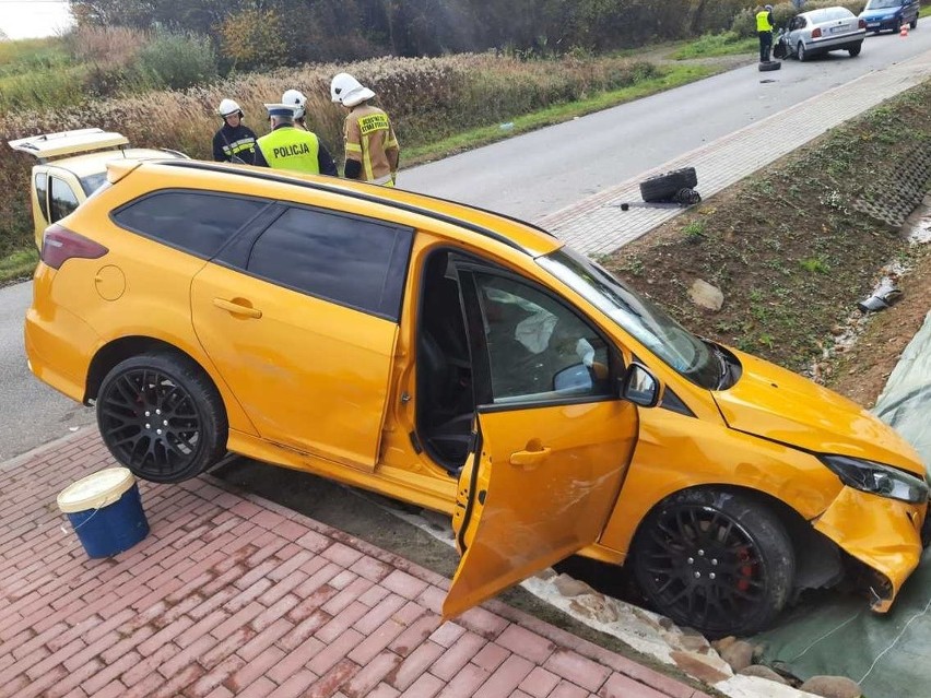 W Osieku Jasielskim ford zderzył się z volkswagenem. Do szpitala trafiły dwie osoby [ZDJĘCIA]