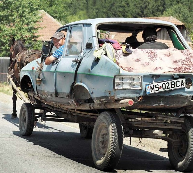 Obrazek z rumuńskiej prowincji. Kiedy brakuje koni mechanicznych, zawsze można liczyć na te żywe. Grunt to mieć bujną wyobraźnię.