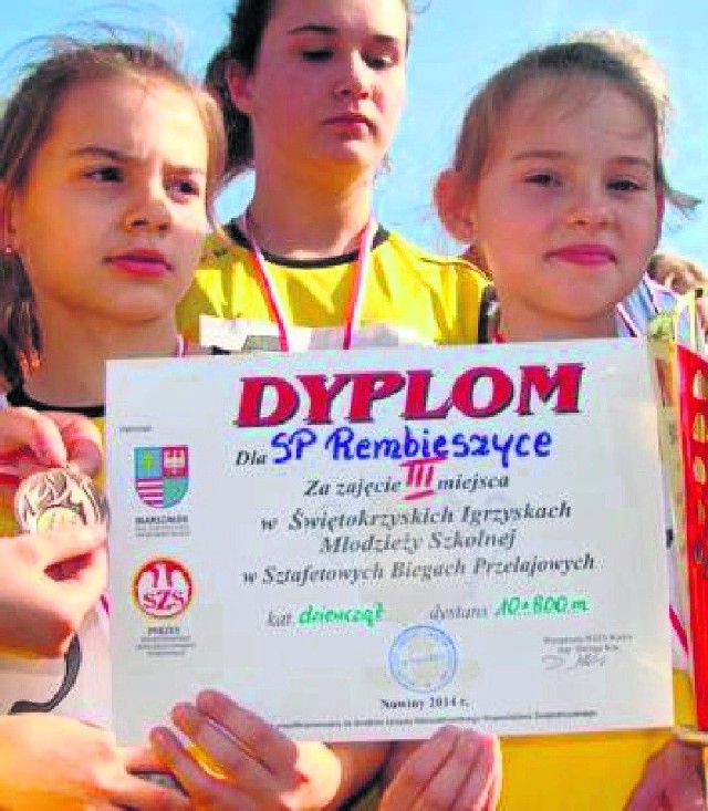 Uczennice Szkoły Podstawowej w Rembieszycach prezentują dyplom za zdobycie trzeciego miejsca Wojewódzkich Biegach Sztafetowych, które rozegrane zostaływ Kielcach.