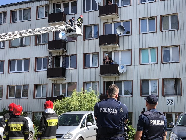 Próba samobójcza w bloku przy Gajowej w Białymstoku. Taką informację otrzymali podlascy strażacy. Ktoś ich wprowadził w błąd i weszli do złego mieszkania.