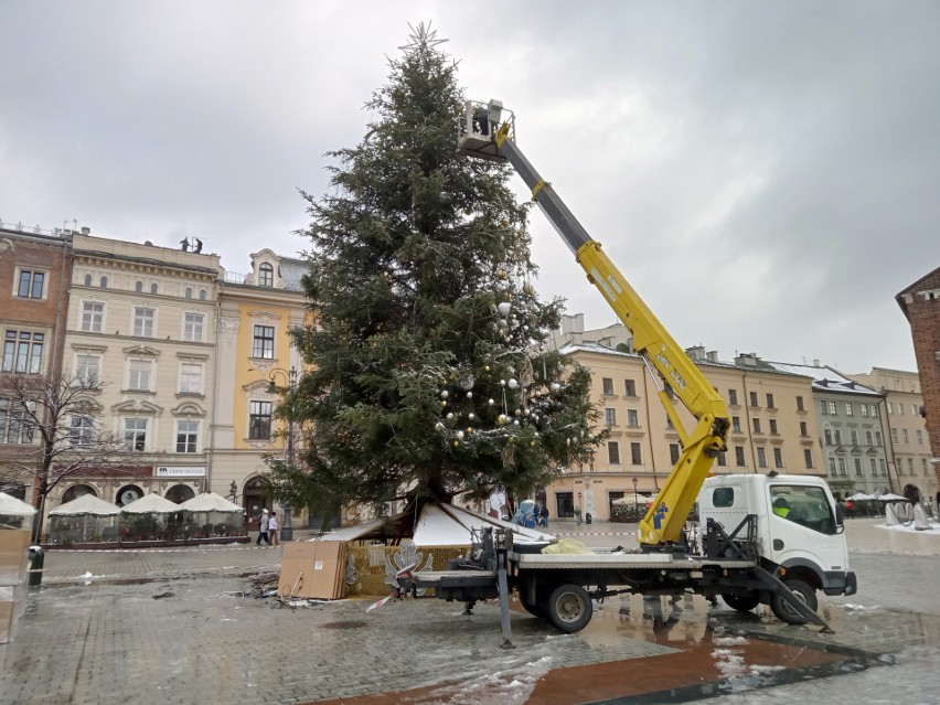 Kraków. Z Rynku Głównego znika świąteczna choinka [ZDJĘCIA]