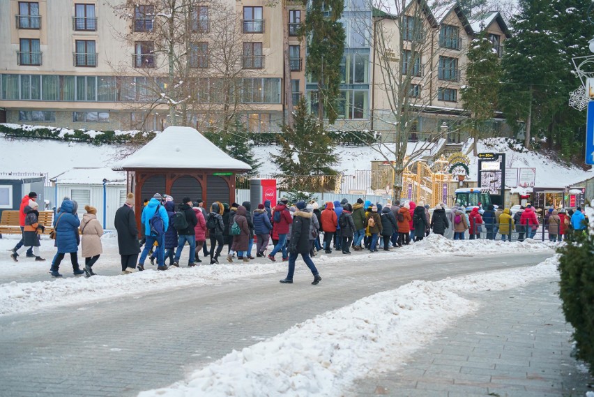 Krynica-Zdrój pełna turystów. Takich tłumów na "sądeckich Krupówkach" dawno nie było