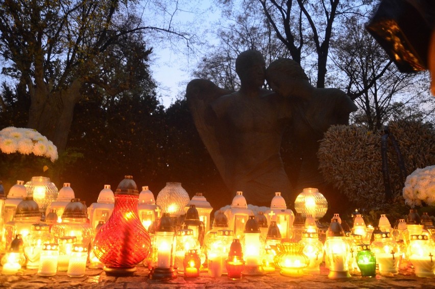 Wszystkich Świętych: Cmentarz Nowina rozświetlony zniczami