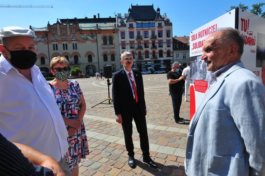 Wystawa „Tu rodziła się Solidarność” na Placu Szczepańskim [GALERIA]              