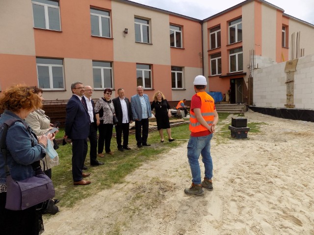 Wiceminister Piotr Wawrzyk z wizytą w gminie Nagłowice. Odwiedził plac budowy hali gimnastycznej przy szkole w Warzynie Pierwszym.