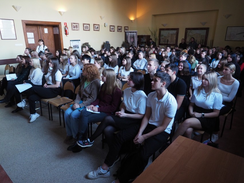 Uczniowie koszalińskiego Ekonoma opowiadali swoim młodszym...