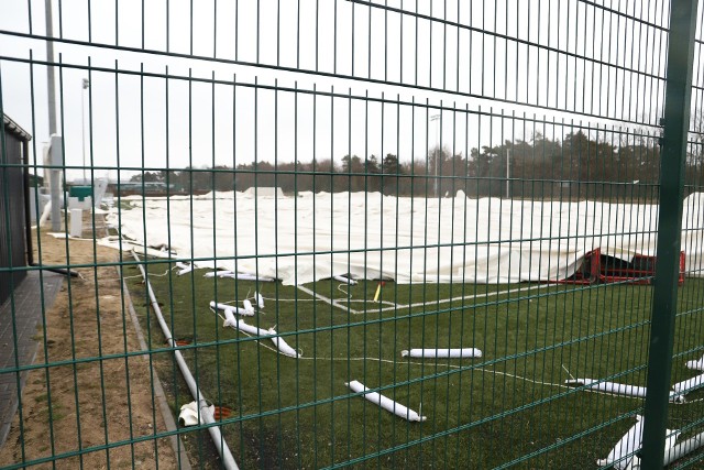 Toruń. Wichura zniszczyła namiot sportowy na Skarpie! Mamy zdjęcia >>>>>>