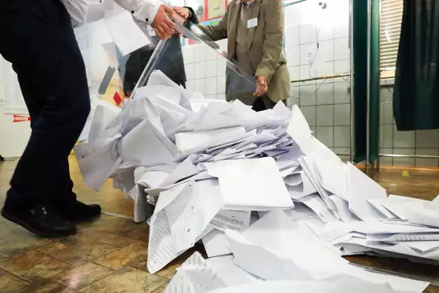 Po zamknięciu lokali wyborczych członkowie obwodowych komisji wyborczych przystąpili do liczenia głosów wyborców.