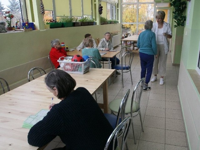 W Domu Pomocy Społecznej im. Jana Pawła II przy ulicy Jagiellońskiej 76 w Kielcach działa jedyny w całym regionie oddział dla chorych na alzheimera. W kolejce na miejsce czeka się do 2015 roku.