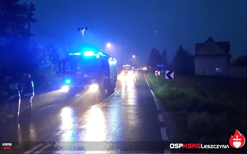 Wypadek w Muchówce pod Bochnią. Potrącenie mężczyzny i 7-letniego dziecka na drodze wojewódzkiej nr 966 