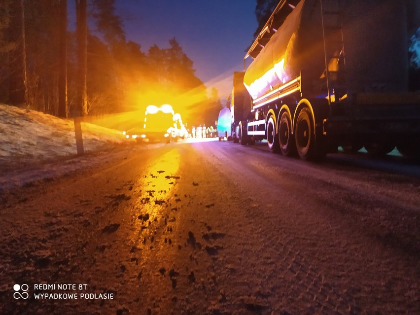 Zajma. Wypadek na DW 686 w kierunku Żedni. Czołowe zderzenie forda z audi. Trzy osoby trafiły do szpitala [ZDJĘCIA]