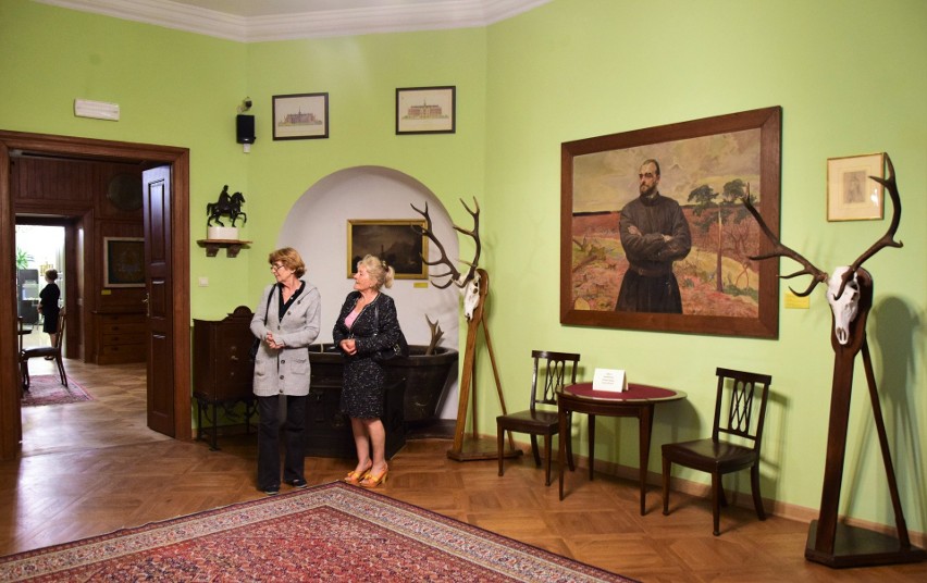 Noc Muzeów przyciągnęła zwiedzających do Zamku Tarnowskich w Tarnobrzegu. W centrum uwagi Kolekcja Dzikowska i wystawa o dziejach miasta    