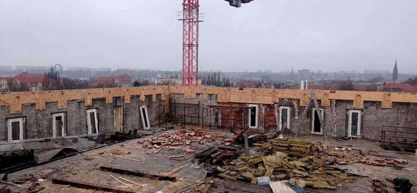 Trwa rozbiórka budynku Teatru Miejskiego w Bydgoszczy. Na...