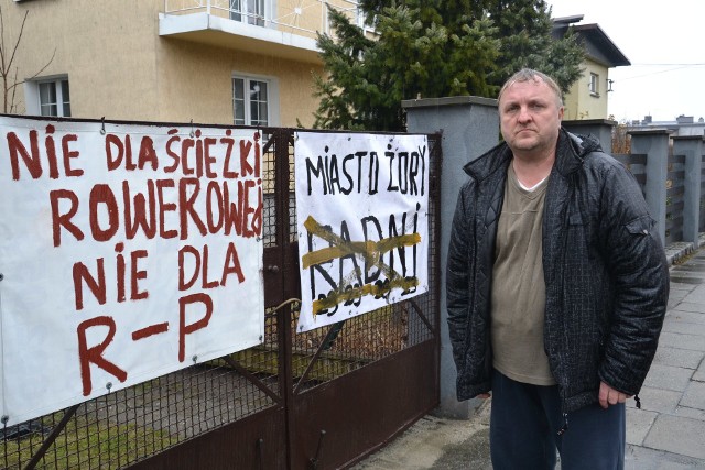 Marek Wowra, mieszkaniec Ogrodowej, który wywiesił na swoim płocie transparenty. To jego forma protestu przeciw ścieżce rowerowej.