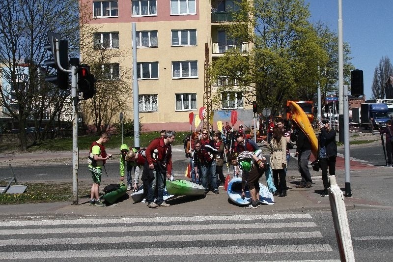 Na skrzyżowaniu marszałków szukali rzeki! Opalali się, pływali kajakiem i łowili... [FILM, zdjęcia]