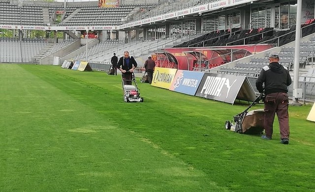 W poniedziałek, 4 maja, dla trenujących udostępnione zostały stadiony piłkarskie Miejskiego Ośrodka Sportu i Rekreacji w Kielcach. Prace pielęgnujące murawę prowadzone były na Suzuki Arenie, na boiskach przy ulicy Szczepaniaka, Kusocińskiego koszona była trawa, podobnie jak na boisku bocznym przy Suzuki Arenie. Tam gdzie była potrzeba, malowane były też linie. Od wtorku na trzech z tych obiektów trenować będą piłkarze Korony Kielce, którzy przygotowują się do wznowienia rozgrywek w PKO Ekstraklasie. Szczegóły na kolejnych slajdach(dor)