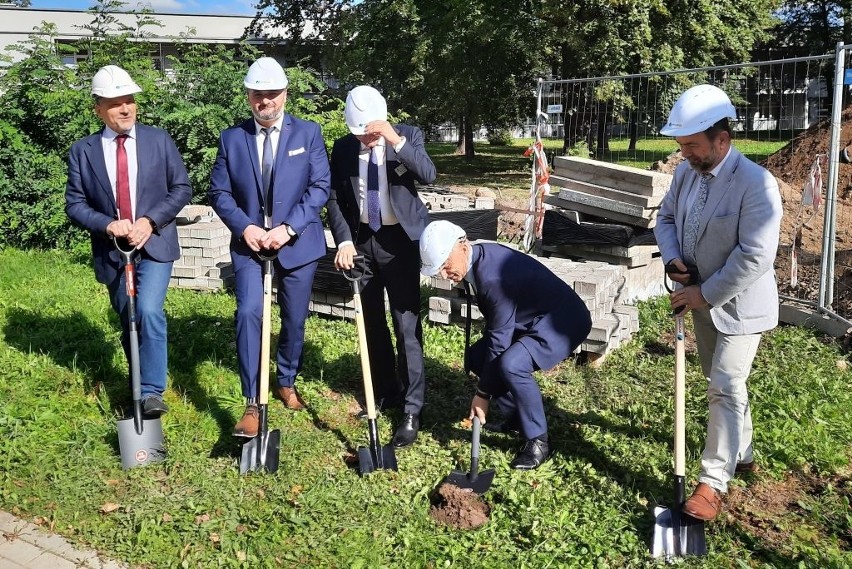 Oświęcim. W szpitalu budują przewiązki, które połączą oddzielne budynki szpitalne. Poprawią się warunki dla pacjentów i personelu [ZDJĘCIA]