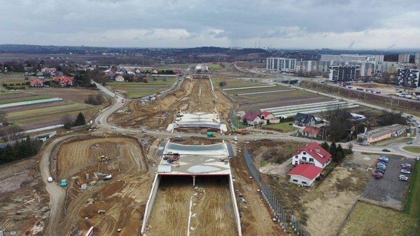 Budowa północnej obwodnicy Krakowa. Najszybciej powstają mosty i tunele. ZDJĘCIA