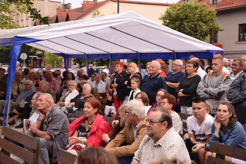 Seniorzy na koncercie Waweli. Krzeszowickie integracje z tańcami przed sceną [ZDJĘCIA]