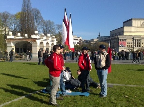 Na pl. Pisudskiego w Warszawie zbierają się ludzie