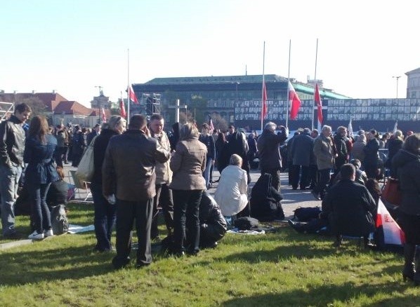 Na pl. Pisudskiego w Warszawie zbierają się ludzie