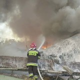 Budynek gospodarczy spłonął doszczętnie. Strażacy ratują jeszcze dom