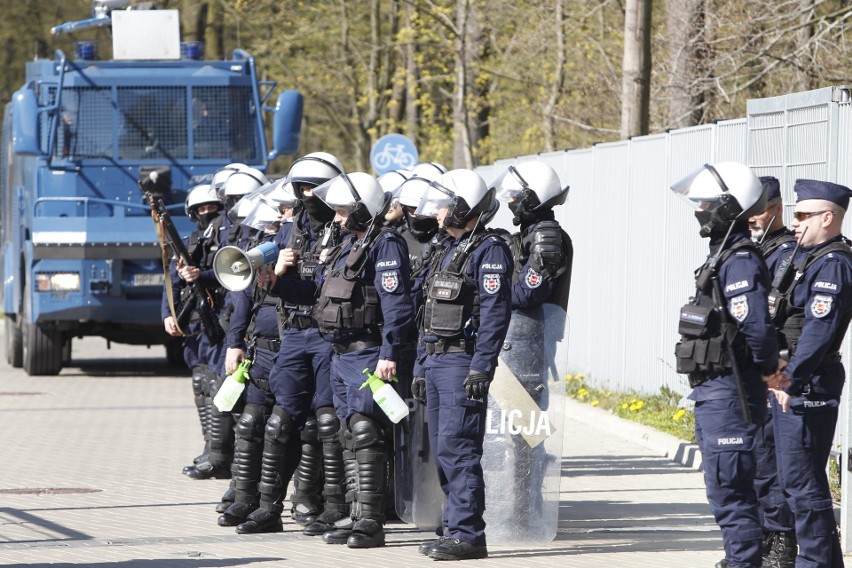 Policja i SOKiści w starciu z kibolami na Dworcu Kaliskim - WIDEO