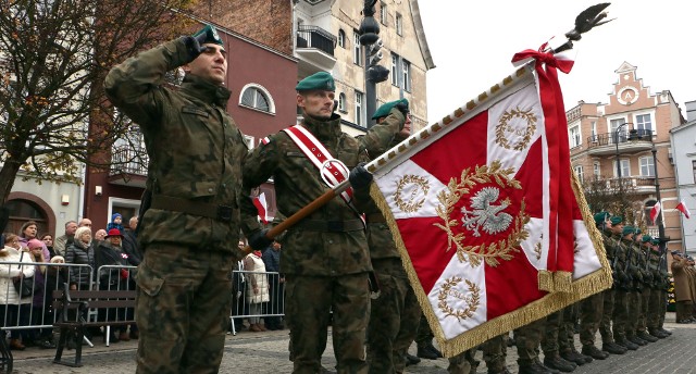 Po uroczystej mszy świętej w intencji niepodległej Ojczyzny uroczystości z ceremoniałem wojskowym na rynku głównym pod pomnikiem Żołnierza Polskiego.