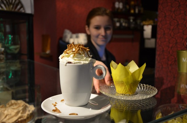 Wrocławska gastronomia nie przestaje nas zaskakiwać. W jednej z czekoladziarni na rynku, w ofercie od niedawna jest gorąca czekolada z larwami mącznika. Skusili się na nią pierwsi klienci. Smak przypomina...