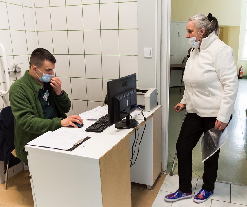 Pacjenci szpitala w Jaroszowcu po przejściu COVID-19 uczą się na nowo chodzić i oddychać