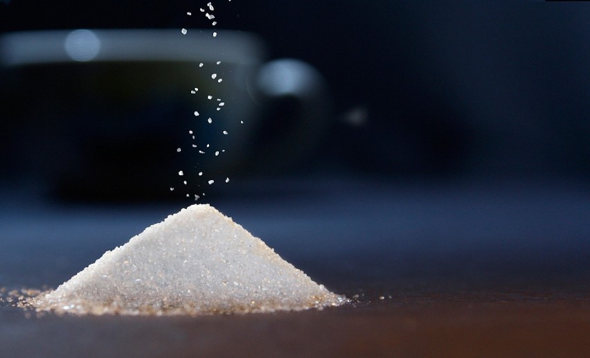 Cukier działa na żonkile jak odżywka. Można wsypać do wody...
