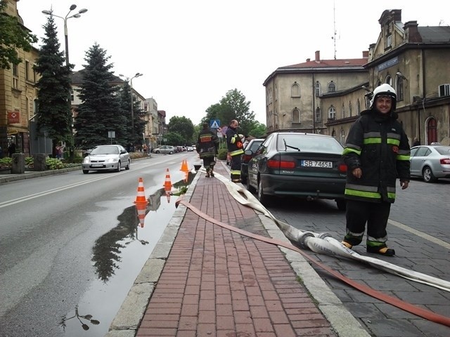 Czechowice-Dziedzice zalane. Strażacy usuwają wodę