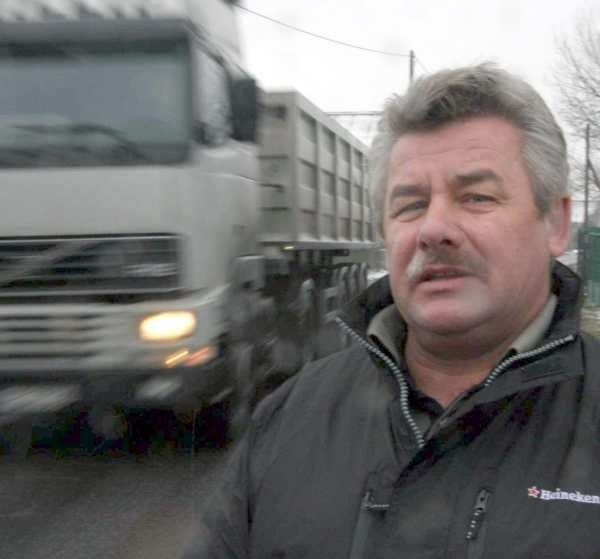 - Ciężarówki, mimo zakazów, jeżdżą przez wieś - żali się Józef Popławski, sołtys Oldrzyszowic.