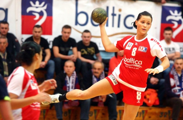Agata Cebula (z piłką) zdobyła w Piotrkowie 8 bramek dla Pogoni Baltica Szczecin.