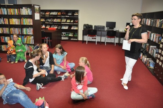 Zajęcia w ramach szydłowieckiej Nocy Bibliotek odbywały się m.in. w czytelni.