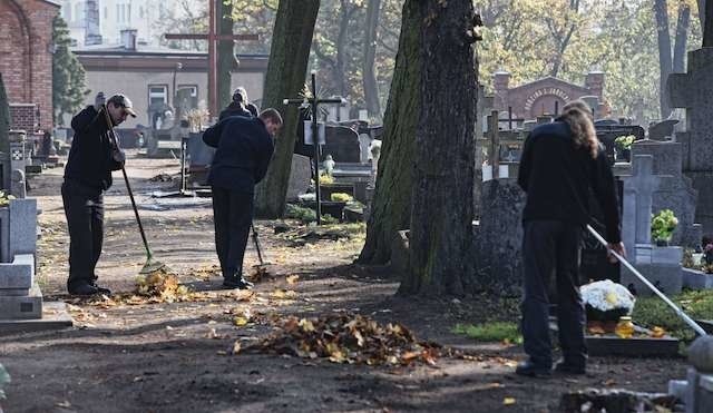 Wiele lat temu część osób złożyła deklaracje, że będzie się opiekować grobami bliskich na cmentarzu Starofarnym