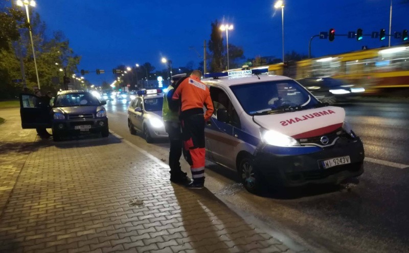 Wypadek ambulansu na skrzyżowaniu al. Włókniarzy i ul....