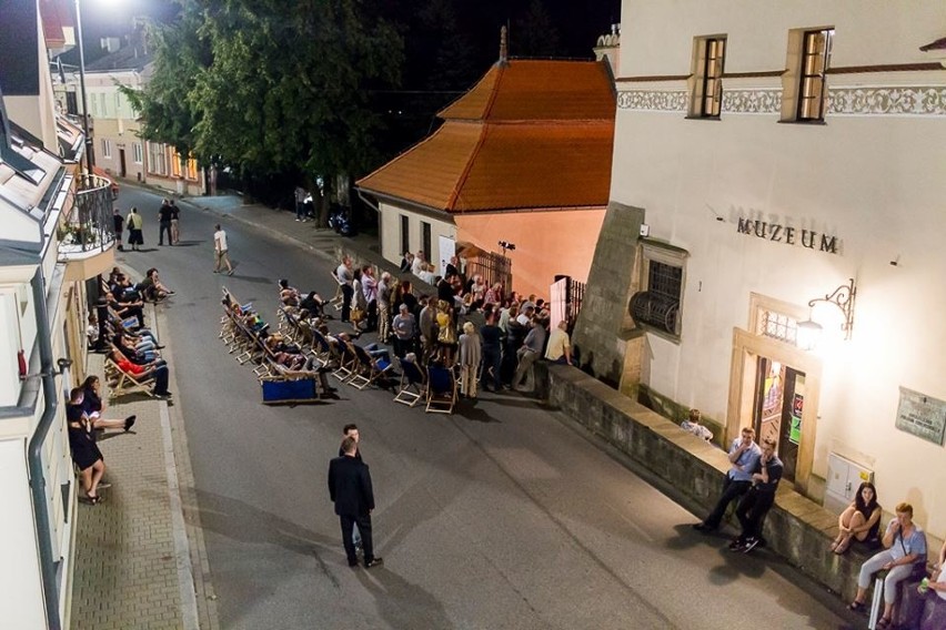 Koncerty odbywają się też na dziedzińcu Domu Pod Basztą. A...