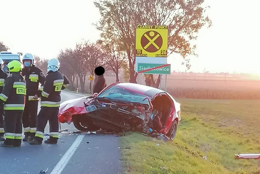 Groźny wypadek na drodze nr 35 Wrocław - Świdnica. Czołowe zderzenie z tirem [ZDJĘCIA]