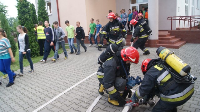 Scenariusz manewrów był następujący: 50-kilogramowy pocisk moździerzowy został znaleziono w okolicach szkoły. Wszystkie służby ratunkowe postawiono w stan najwyższej gotowości. Na miejscu natychmiast zjawiła się straż pożarna, pogotowie, policja i patrol saperski z Dęblina.