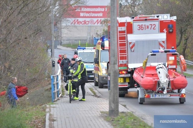 Strażacy otrzymali zgłoszenie, że ciało kobiety płynie 2 metry od brzegu Zgłowiączki tuż przy moście na ulicy Wysokiej we Włocławku,Więcej informacji w dalszej części galerii >>>