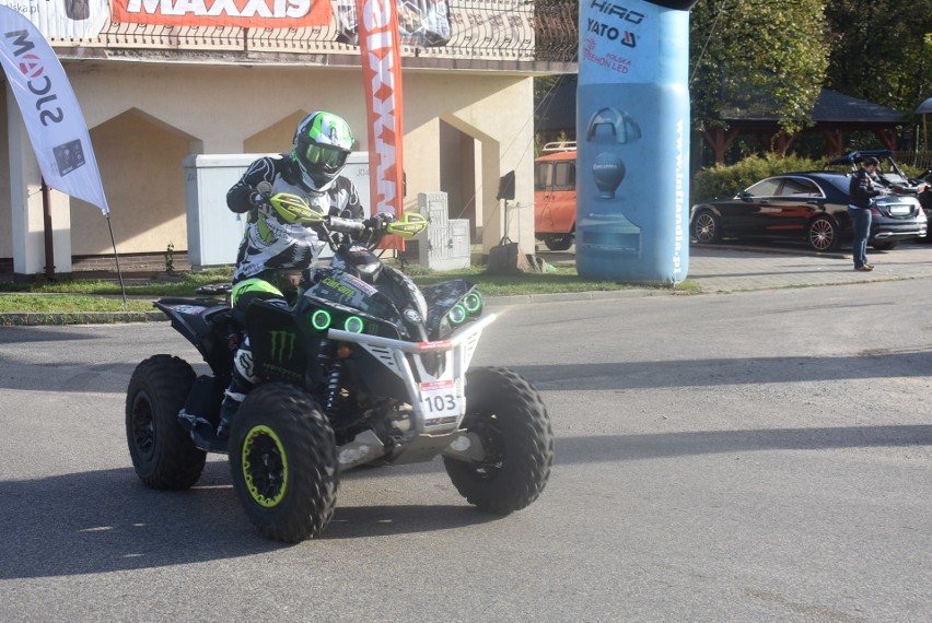 Bukowno. Trwają zmagania Super Rally. Kierowcy ścigają się po piaskach