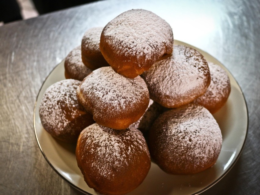 W artykule przepisy na pączki Magdy Gessler, Anny Starmach i...