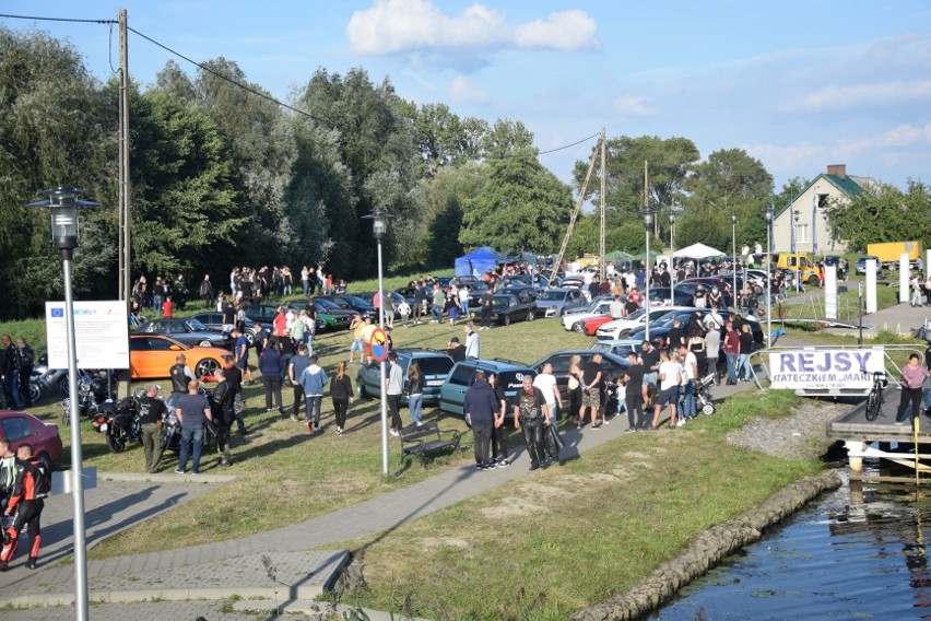 Charytatywny zlot miłośników motoryzacji w Sztutowie. Podczas spotkania zbierano pieniądze dla chorej dziewczynki