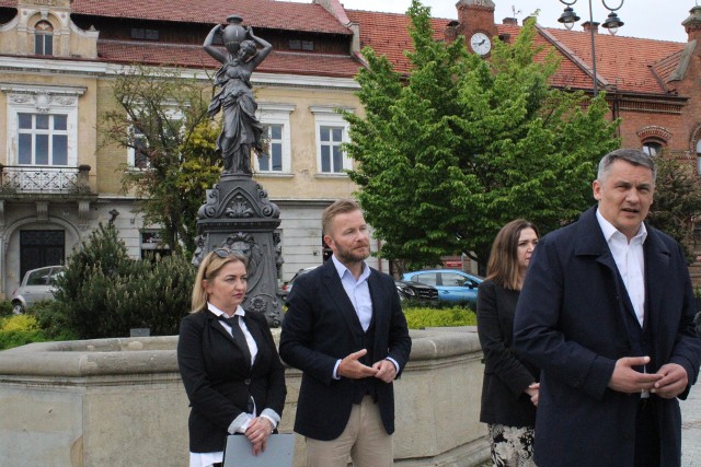 W briefingu uczestniczyli: posłanka Małgorzata Niemczyk, poseł  Tomasz Kostuś, senator Ryszard Świlski oraz przewodnicząca PO w powiecie myślenickim Ewa Wincenciak-Walas