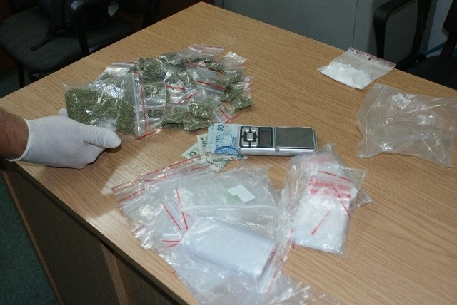 W mieszkaniu jednego z zatrzymanych policjanci zabezpieczyli znaczną ilość narkotyków, wagę do ich porcjowania, woreczki foliowe do pakowania.