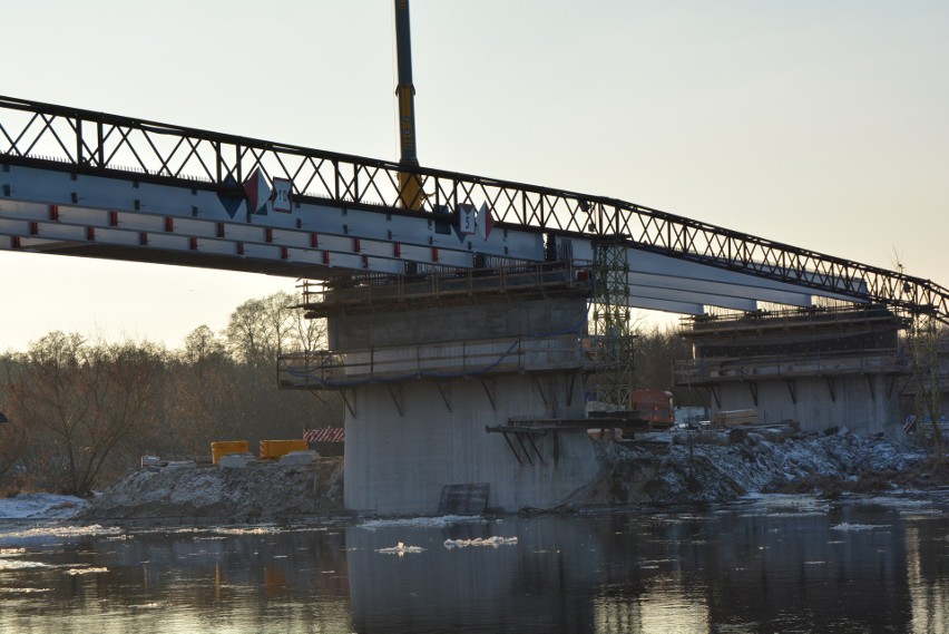 Remont starego mostu w Ostrołęce: rozpoczął się montaż przęseł łączących filary przeprawy [ZDJĘCIA+WIDEO]