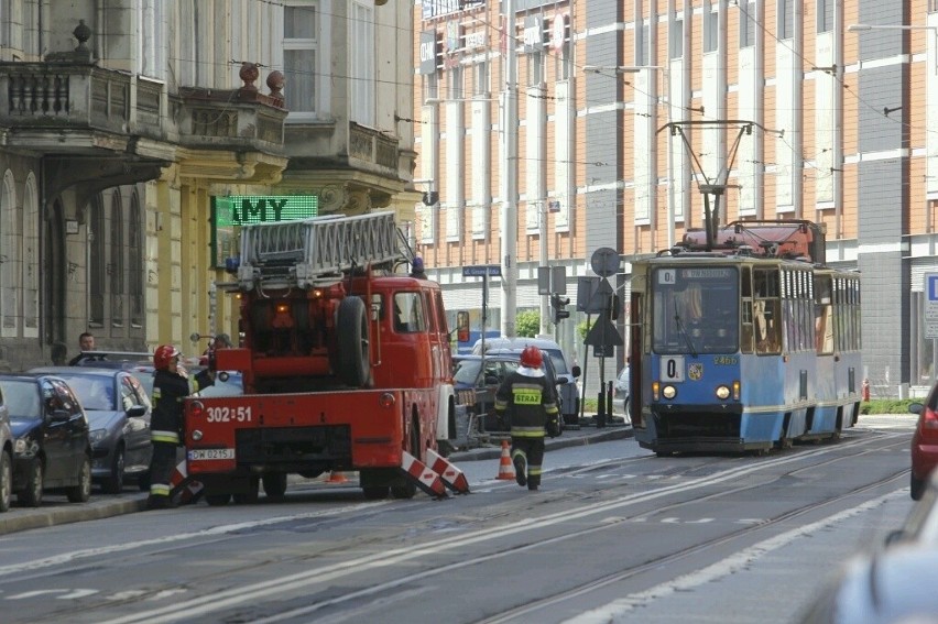 Wrocław: Strażacy przy Piastowskiej, bo rzeźba miała zlecieć z budynku (ZDJĘCIA)